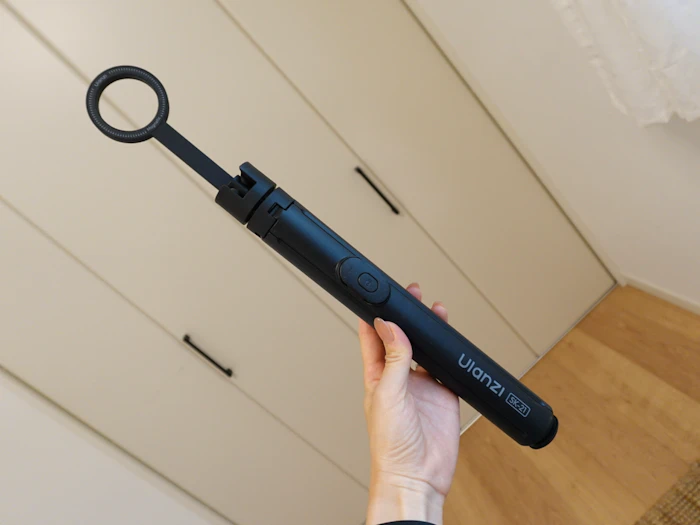 【☆人気新作☆!限定5%OFF】Ulanzi SK-21 自撮り棒 スマホ三脚 四脚 磁気マグネット式 セルカ棒 180cm ワンタッチ自動開閉式 8段階伸縮 片手操作 遠隔リモコン付き 角度調節可能 軽量 コンパクト 折りたたみ式 iPhone17/16/15/Android対応 旅行/セルフィー/撮影用 M103 1枚目