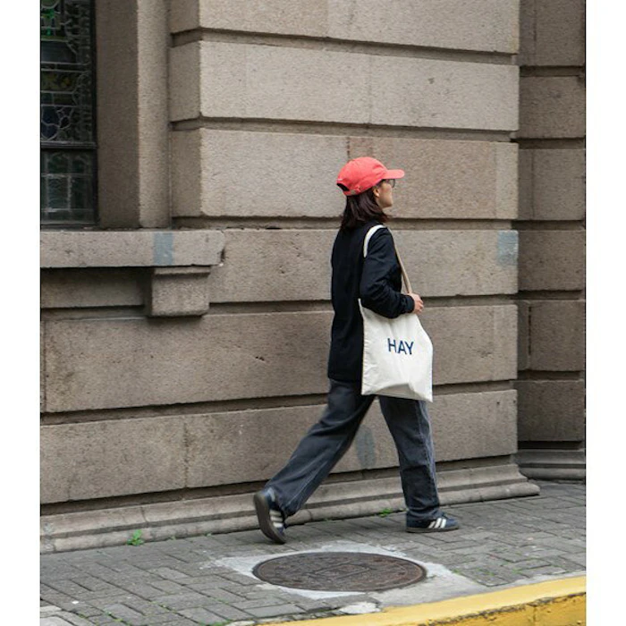 【マラソン期間中ポイント5倍】【2025新作】正規品 HAY 【日本限定色】TOTE BAG ヘイ トートバッグ 限定デザイン ロゴトート バッグ ナチュラルカラー オーガニックコットン100% メール便対応 シンプル 4枚目
