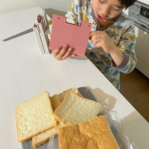 食パン スライサー HC グリーン I-611 イセトー | パン ぱん カット スライス カッター ガイド パン切り パンスライサー 日本製 抗菌 コンパクト 収納 プレート サンドイッチ 便利 厚さ 厚み 厚さ調節 薄切り サンドイッチ用 お弁当 8枚切り 10枚切り 12枚切り 家庭用 縦 横 1枚目