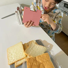 食パン スライサー HC グリーン I-611 イセトー | パン ぱん カット スライス カッター ガイド パン切り パンスライサー 日本製 抗菌 コンパクト 収納 プレート サンドイッチ 便利 厚さ 厚み 厚さ調節 薄切り サンドイッチ用 お弁当 8枚切り 10枚切り 12枚切り 家庭用 縦 横 1枚目