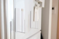 山崎実業 マグネットキッチントレーホルダー 2個セット マグネットキッチントレーホルダー マグネットまな板ホルダー マグネットキッチントレー収納 マグネット円形のトレー収納 キッチン 幅調節可能 ホワイト 1枚目