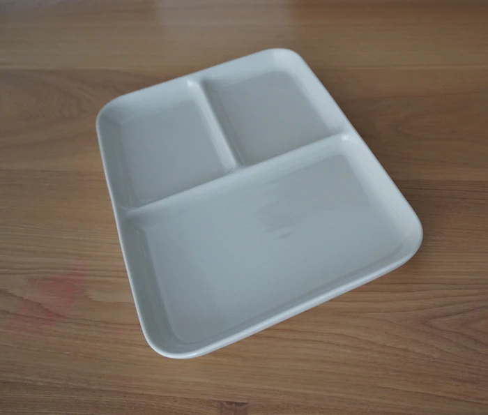 無印良品 磁器ベージュ角皿・仕切付・大 1枚目