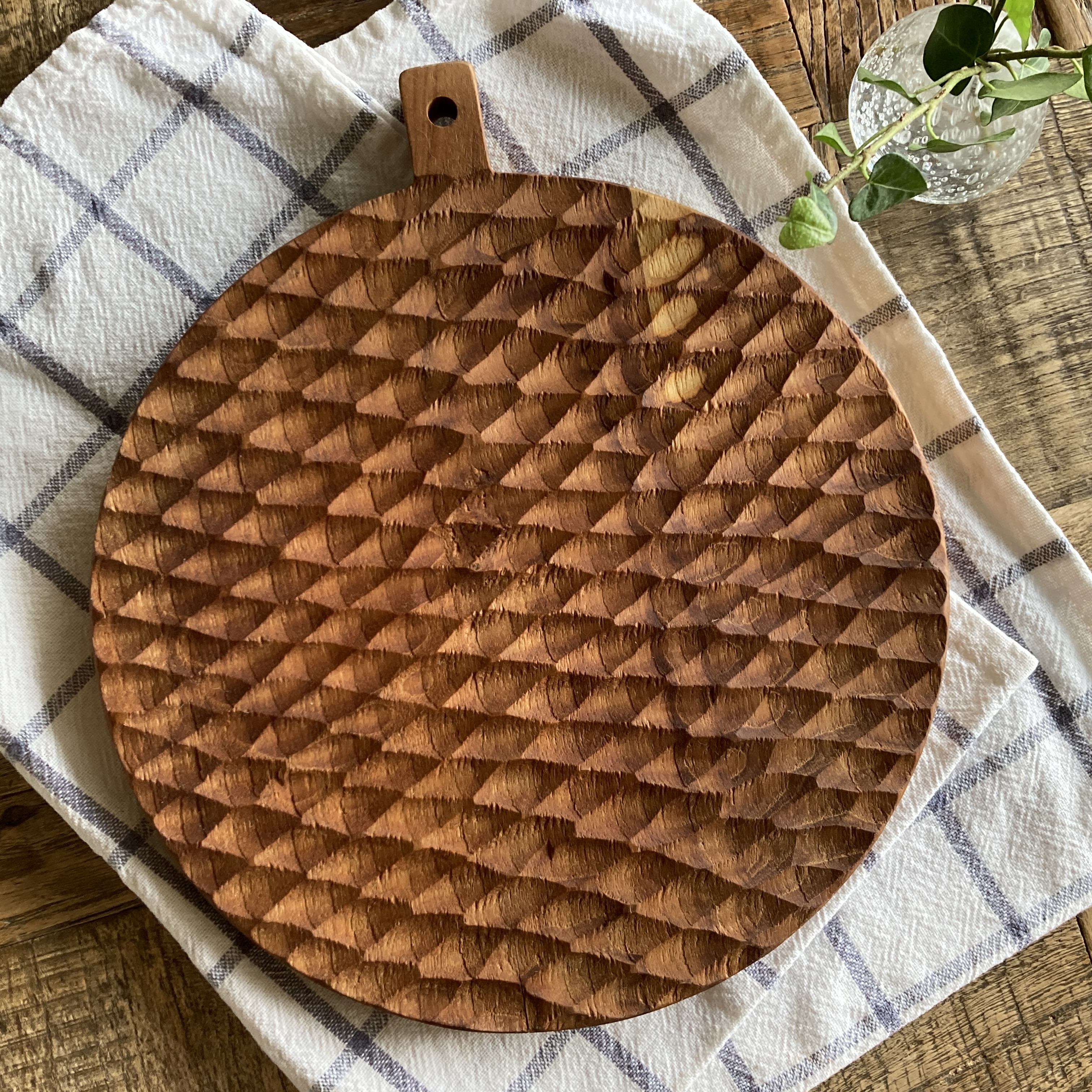 ◎カッティングボード丸（手彫り） 1枚目