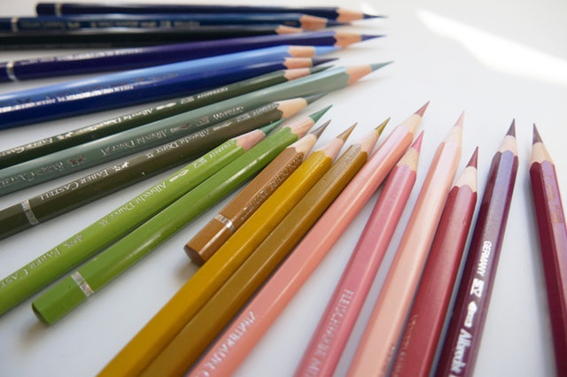 イラストレーターが愛用する色鉛筆画におすすめの画材16選 | favlist