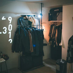 DRAW A LINE(ドローアライン) 【プロジェクタースタンド】 つっぱり式 無段階高さ調整 200cm~275cm 足元7cmで設置可 インテリア マットブラック トレイ 1枚目