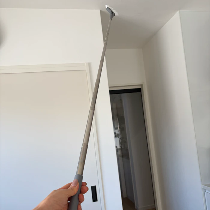 コモライフ コモライフ 伸縮式 すき間ごっそりお掃除ブラシ (最大約111.5cm) 掃除ブラシ ロング 伸縮 すき間 掃除 ブラシ ミニブラシ付き グレー カーブ形状 コンパクト 腰を曲げずに掃除 ほこり ゴミ テレビ裏 洗濯機 冷蔵庫 隙間 巾木 引き戸 レール 掃除道具 2枚目