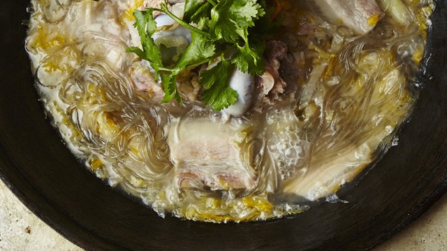 味坊鉄鍋荘 酢菜白肉豚三枚肉と発酵白菜の煮込み　 1枚目