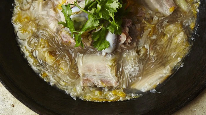 味坊鉄鍋荘 酢菜白肉豚三枚肉と発酵白菜の煮込み 1枚目