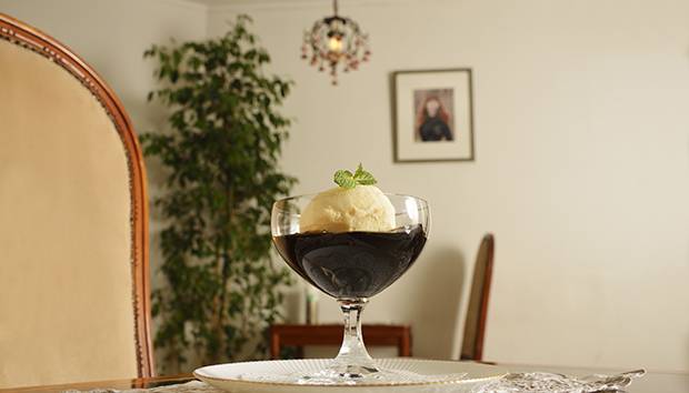 山の上ホテル コーヒーパーラーヒルトップ 水出しコーヒーゼリー アイスクリーム添え 1枚目