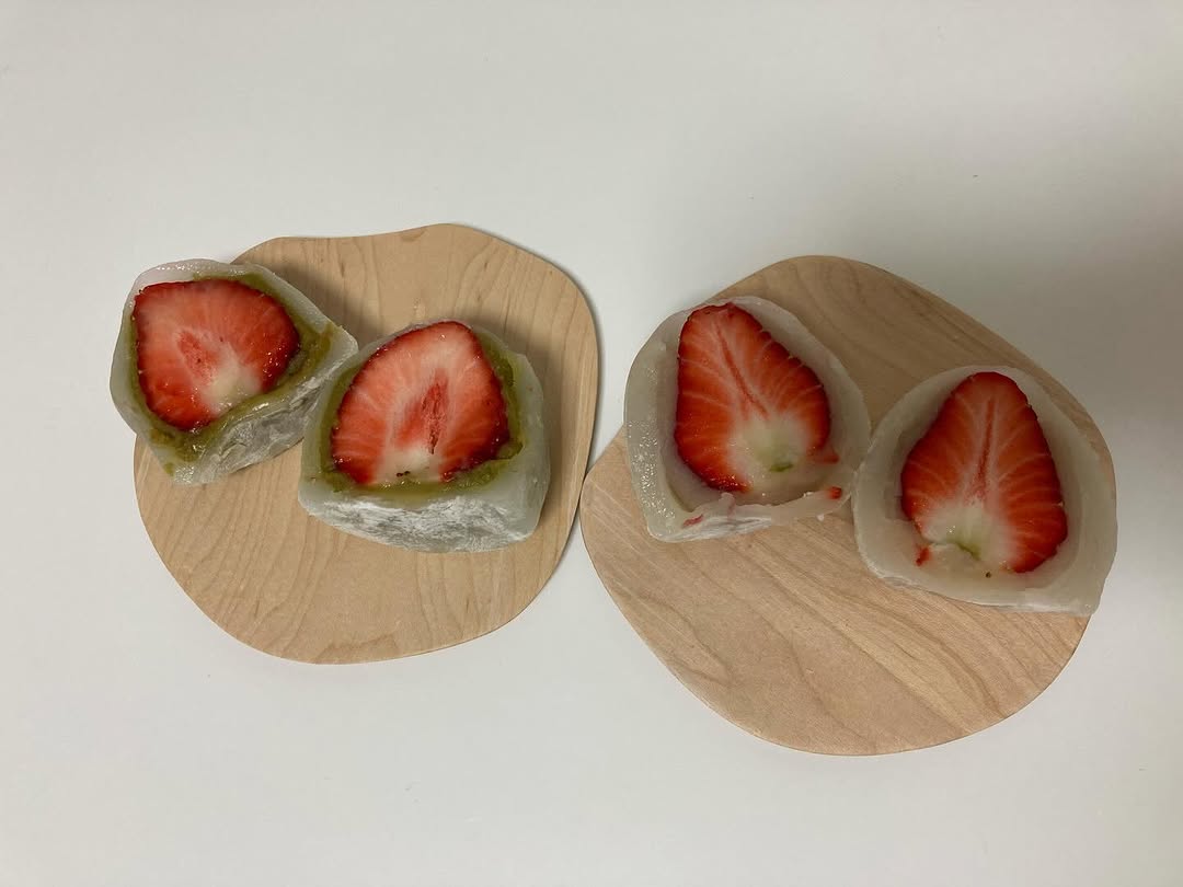 とも栄 おっきな苺大福　(ピスタチオ餡) 1枚目