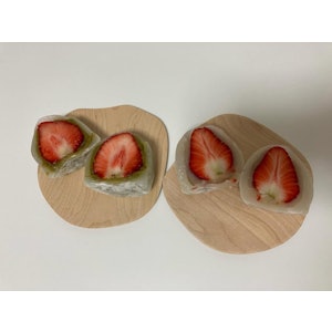 とも栄 おっきな苺大福 (ピスタチオ餡) 1枚目