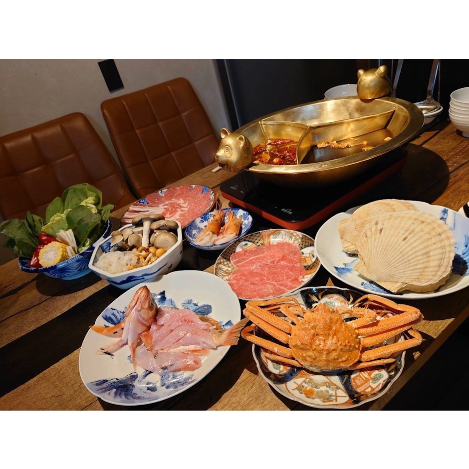 四川料理 花重 麻辣火鍋 三色火鍋コース 1枚目