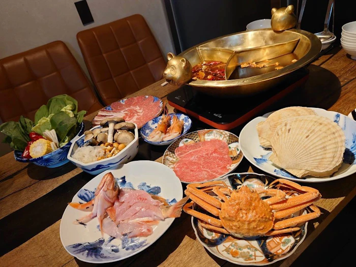 四川料理 花重 麻辣火鍋 三色火鍋コース 1枚目