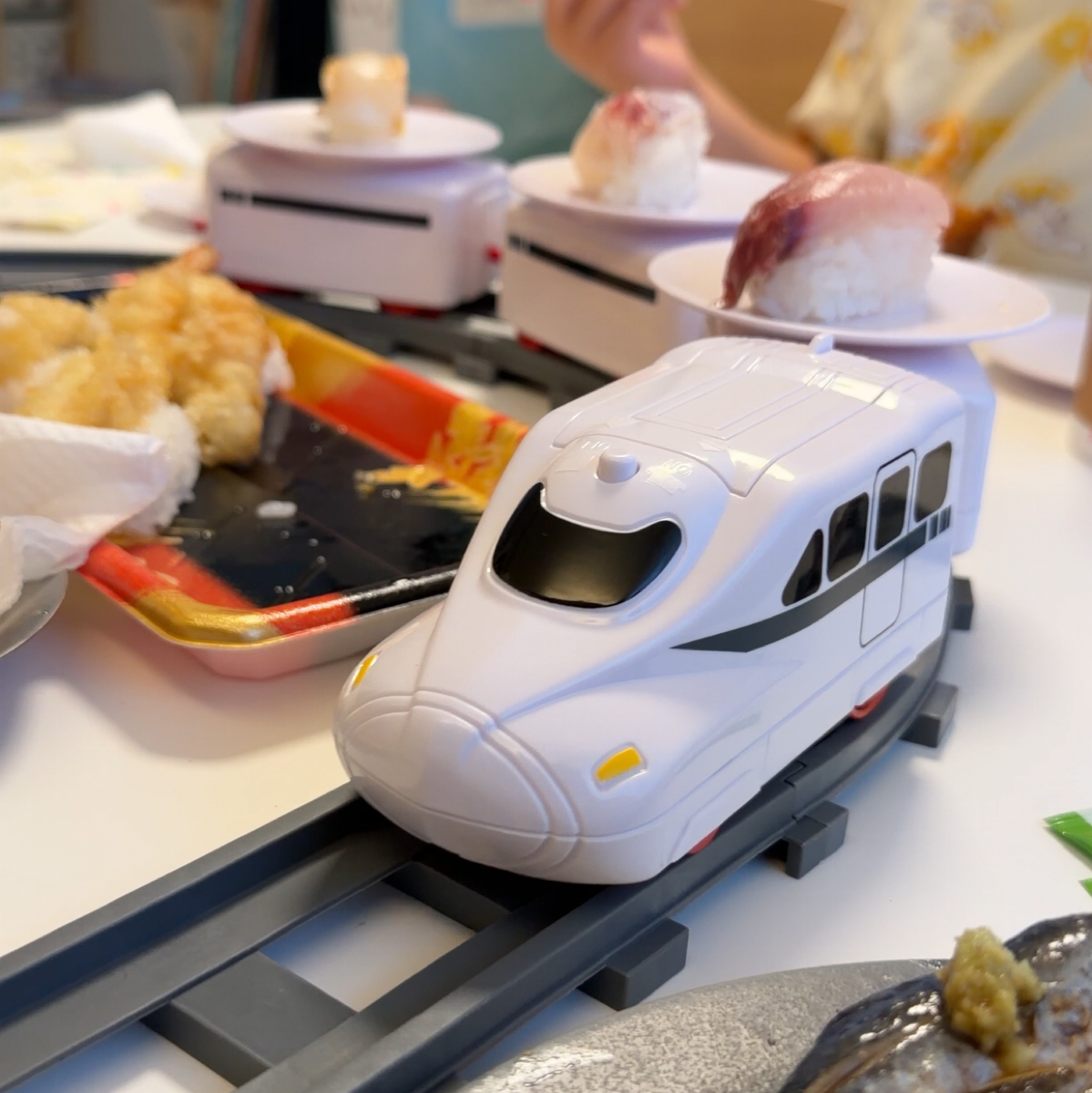 ライソン 回転寿司トレイン KTSS-001W お子様と一緒に楽しめる おもちゃ お寿司 レール 自動 電動 誕生日 ギフト プレゼント 玩具 電車 LITHON (ライソン) 2枚目