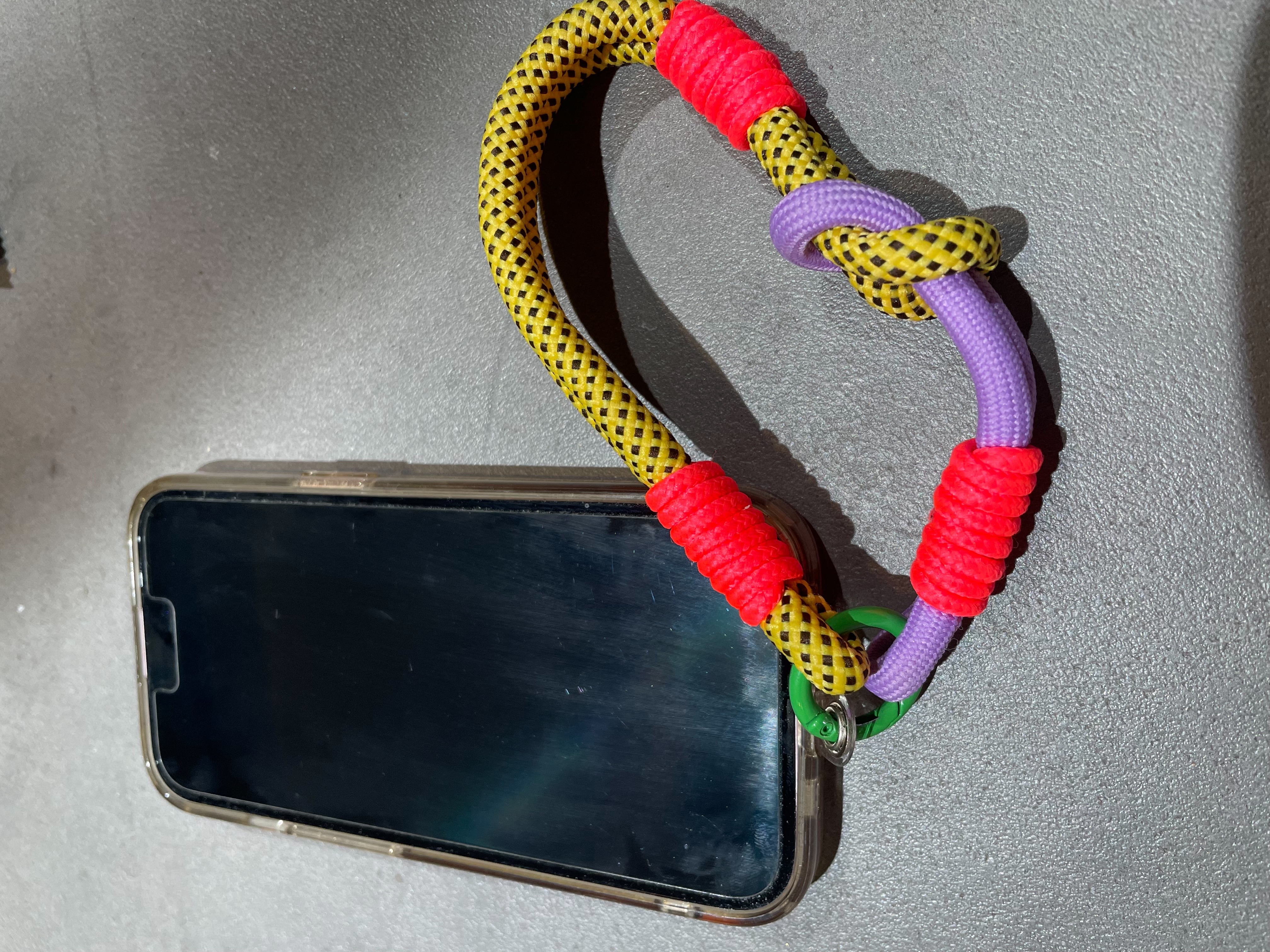 ハンドストラップ スマホ かわいい シッカー カラフル ショートストラップ スマホ ストラップ 手首 挟むだけ 全機種対応 落下防止 スマートフォン パラコード 紐 太め おしゃれ ファッション ＜macaroni edge＞ 【メール便OK】 1枚目