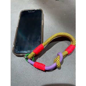 ハンドストラップ スマホ かわいい シッカー カラフル ショートストラップ スマホ ストラップ 手首 挟むだけ 全機種対応 落下防止 スマートフォン パラコード 紐 太め おしゃれ ファッション <macaroni edge> 【メール便OK】 1枚目