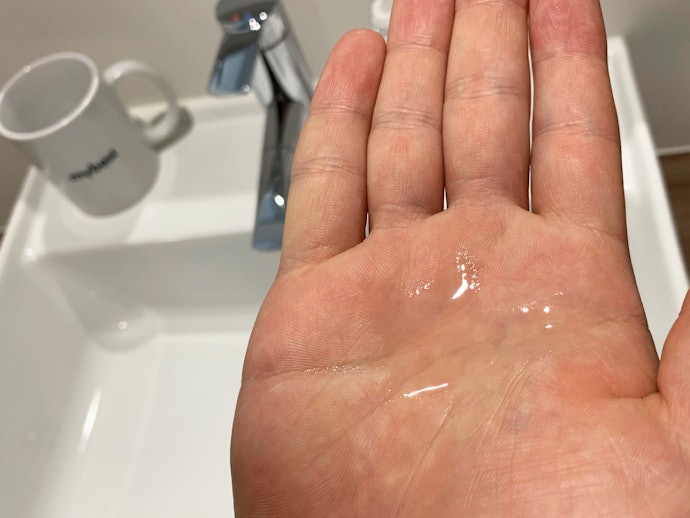 ほんのりと爽やかな香りがする化粧水のよう。刺激が強い感じではない