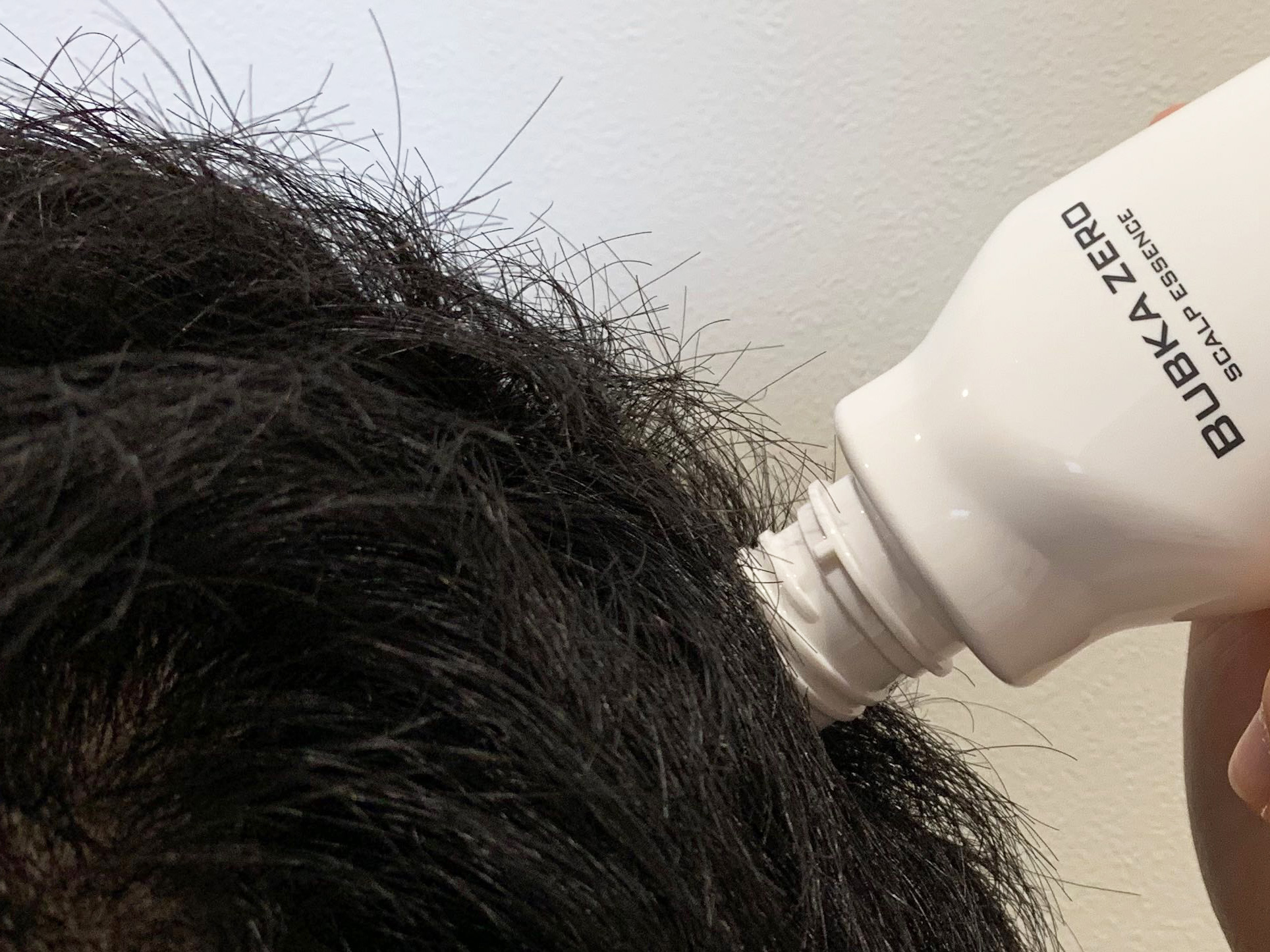 先端が細くて満遍なくつけやすいが、メーカーの推奨量では物足りない