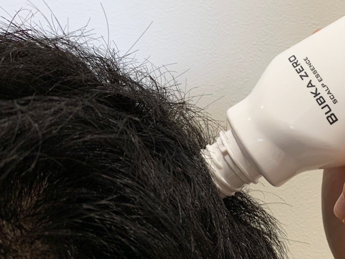 先端が細くて満遍なくつけやすいが、メーカーの推奨量では物足りない