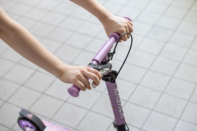 トイザらス トイザらス限定 ハンドブレーキ付き 145mmスクーターはどこで買える?