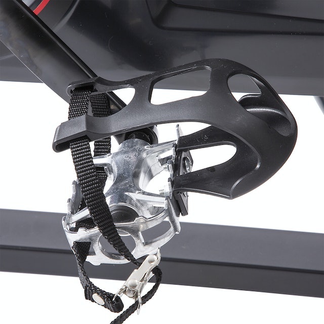 スピンバイクを漕ぐときは、トレーニングシューズを履こう