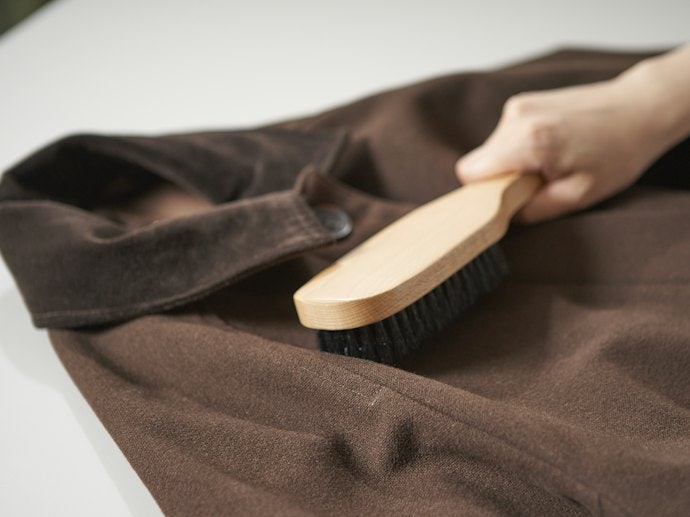 毛玉を防ぐため、大切な衣服にはブラッシングをしよう