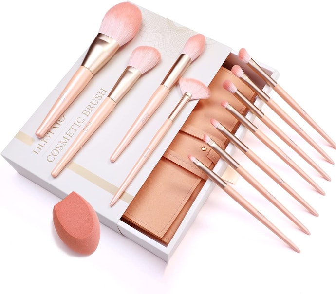 ブラシは11本。リップ・アイシャドウ・パウダーなど幅広いラインナップ