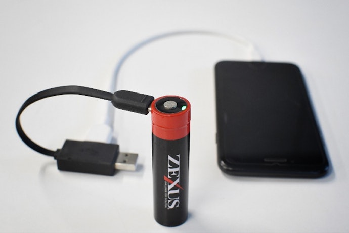 リチウムイオン充電池で稼働。付属電池で携帯の充電もできる