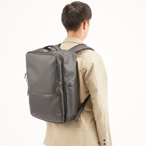 コンパクトながら容量は20L。かさばらずにたくさんの荷物が運べる