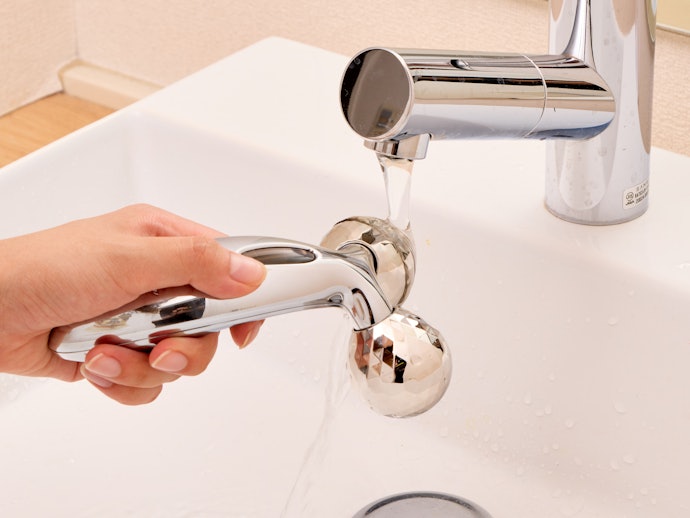 防水仕様でお風呂場でのケアも可能。充電不要で微弱電流が流れる設計