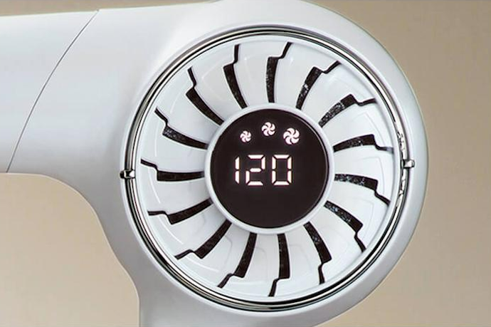 風量・温度調整が可能。見やすいデジタルディスプレイを採用
