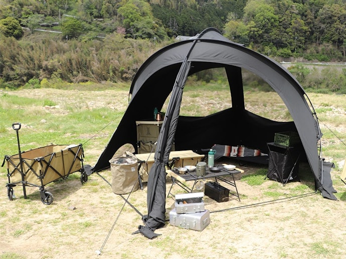 近くで焚火ができるオールポリコットン製。高さ240cmの天井が開放的