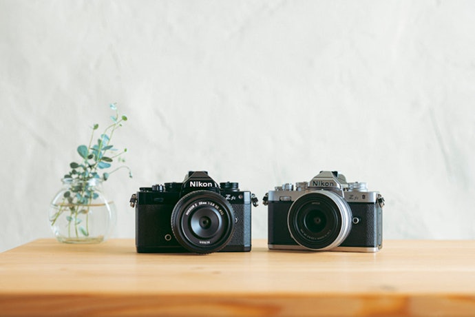 伝統的なフィルムカメラを想起させるデザイン。基本設定も見やすい