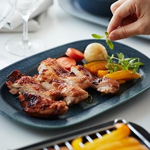 材料と調味料を入れ調理方法を選ぶだけで、自動調理も可能