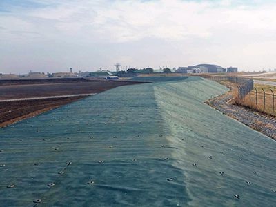 極太の長繊維で構成。透水性&通気性の高さも追及