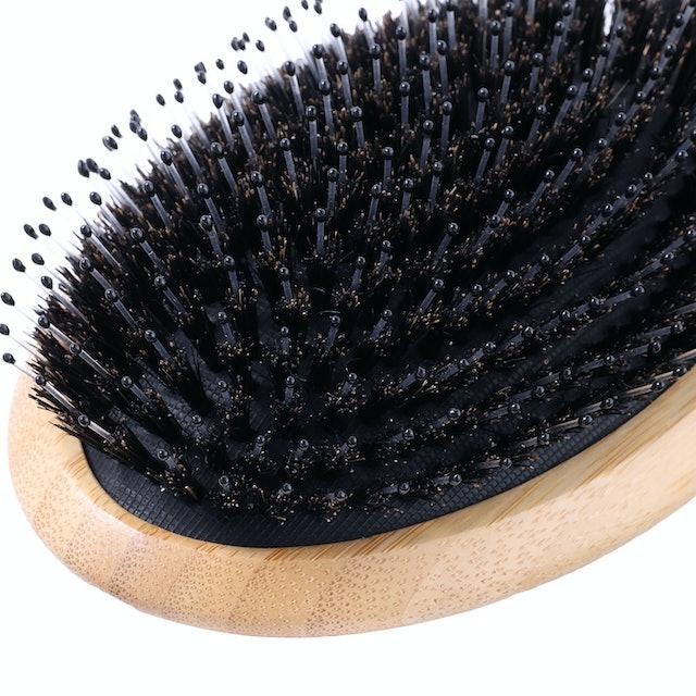 ナイロン・天然豚毛を使用したブラシ。濡れた髪にも使える
