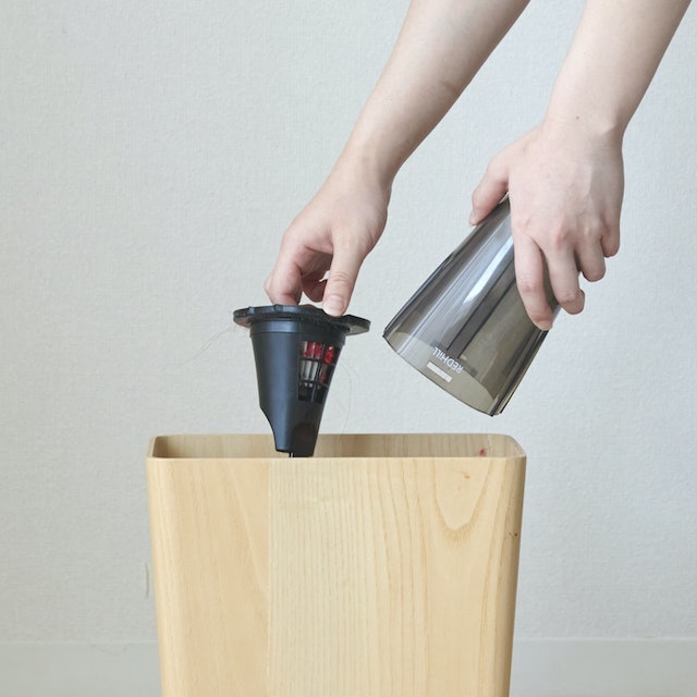 集じんは紙パックレス式。3時間ほどで充電が完了し、約22分間連続で使用できる