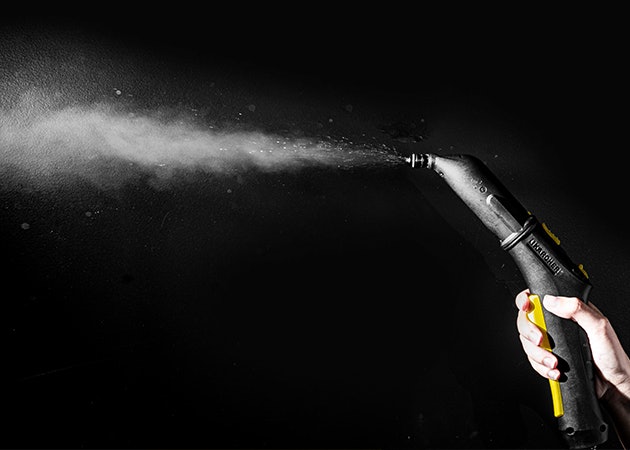 ボイラー式を採用したケルヒャーの中価格モデル。水を注ぐだけで給水できる