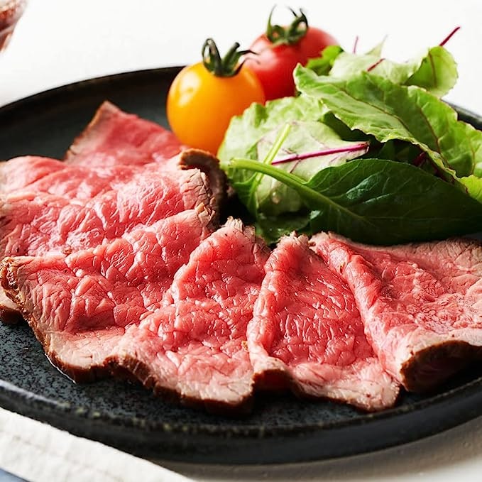 霜降りが入った飛騨牛のもも肉を使用。仕上げは炭火で焼きあげ