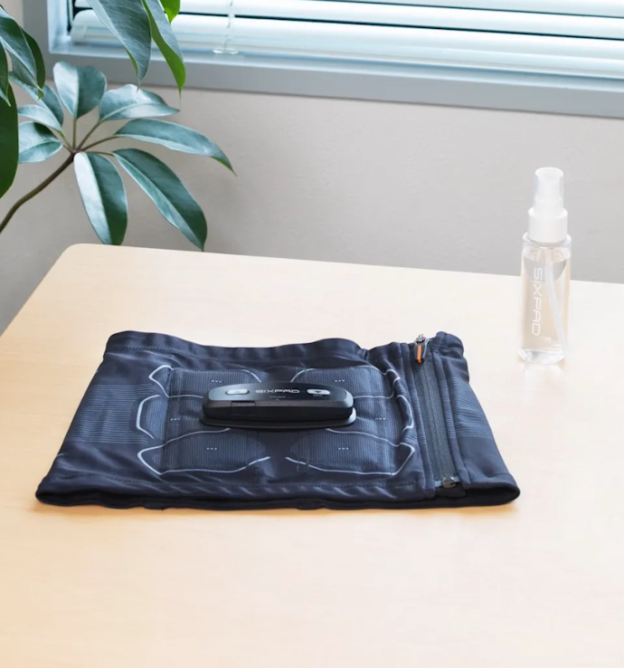 専用の洗濯ネットに入れて自宅の洗濯機で洗える。専用ポーチも付属