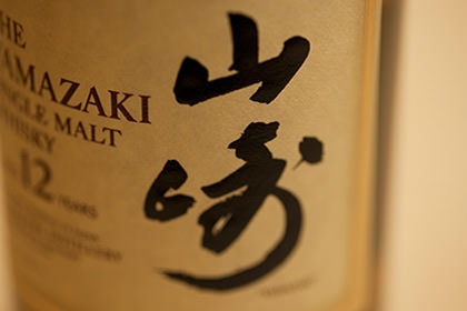 複雑な香味を楽しめるよう、2種類の樽で貯蔵