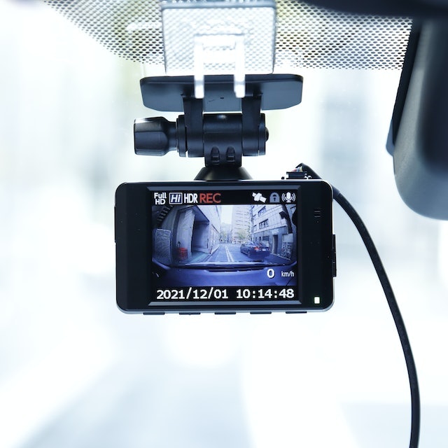 液晶画面は2.7インチ。撮った映像をすぐに確認できる