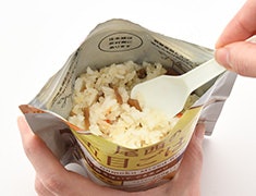 熱湯か水を入れるだけの簡単調理