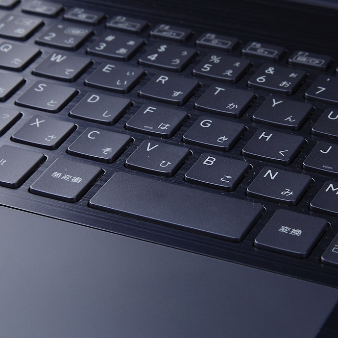傷に強い表面処理がされた本体。キーボードは汚れにくいコーティングが施される