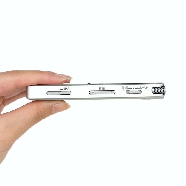 持ち運びに便利なコンパクトサイズ。USB端子搭載で直接パソコンとつなげる