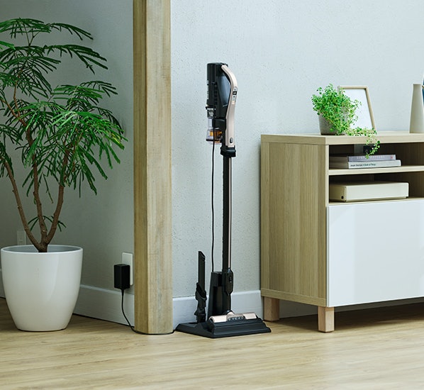 充電しながら収納可能なスタンド付き。思い立ったらすぐに掃除できる