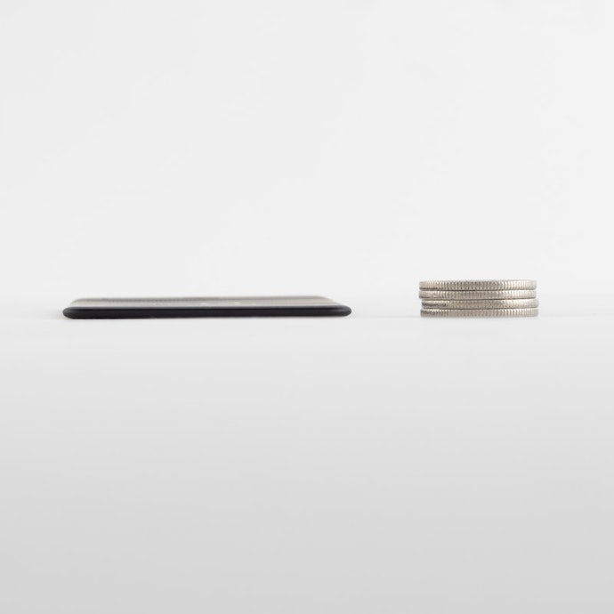 財布に入れやすいカード型。メタルクリップも付属