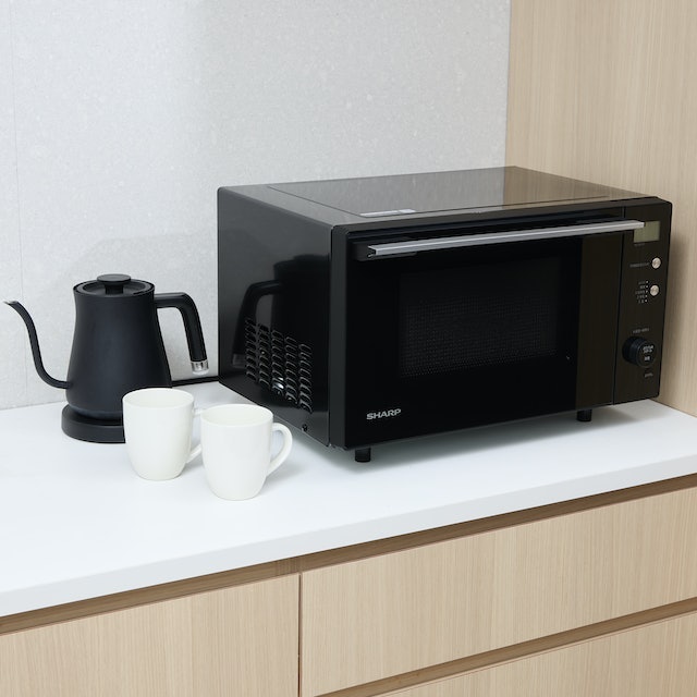 キッチンに馴染むスタイリッシュなデザイン。カラーはブラック・ホワイトの2色