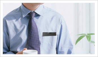 スマホより小さいサイズ感で持ち運びにも便利。落下の衝撃にも強い素材が心強い