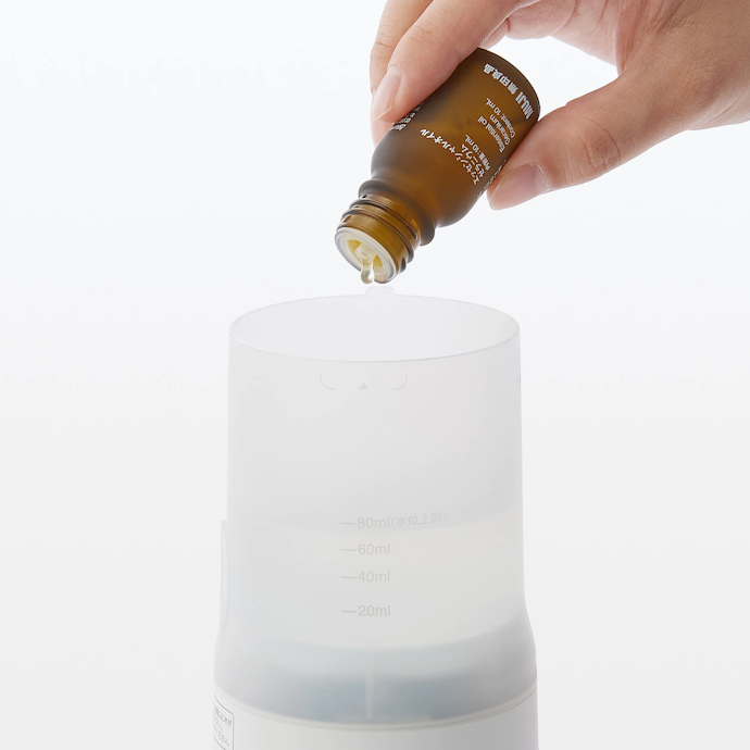 水とオイルをミスト化する超音波式。最大4時間の連続使用に対応